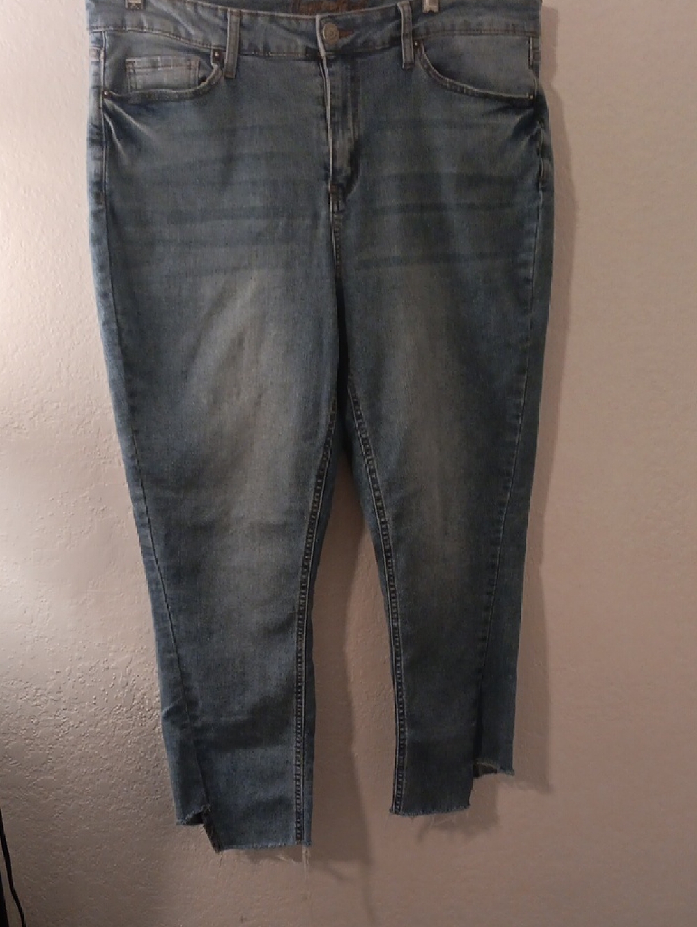 Women's Mid Blue Ankle Crop Jeans
